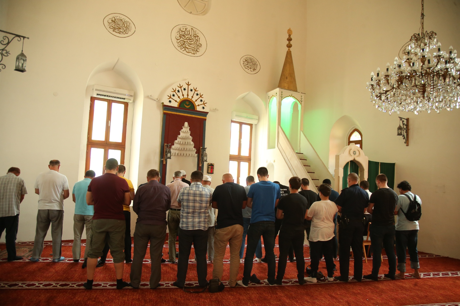 Bajram u gradu AVNOJ-a: Malo u kafanu, malo u džamiju, pa s rodbinom na ručak