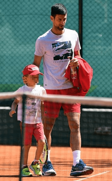 ŽUSTRO NAVIJAO Mali Stefan Đoković bodri oca Novaka na turniru