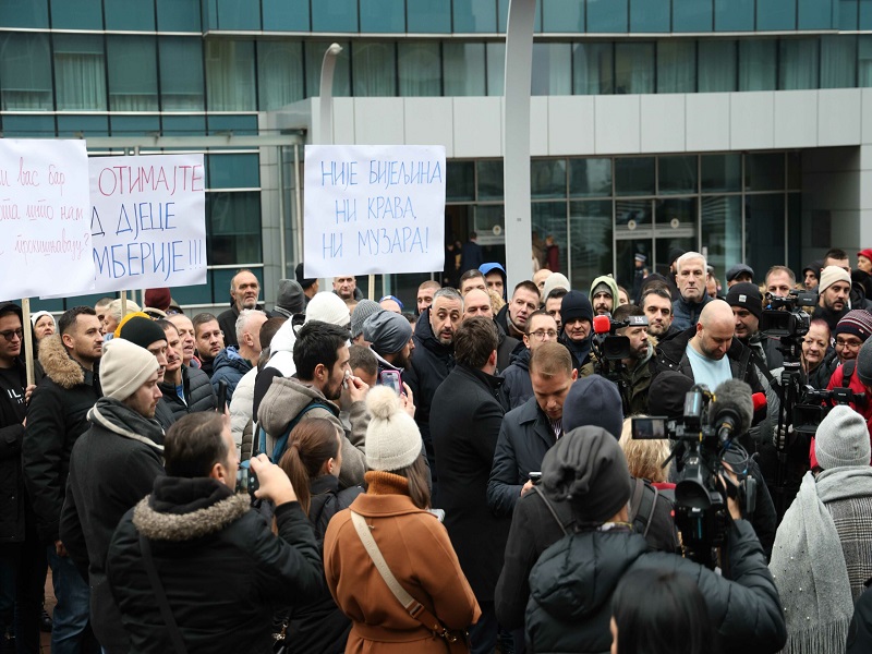 Protest u Banjaluci: Policija upozorila Stanivukovića, građani ispred Vlade RS