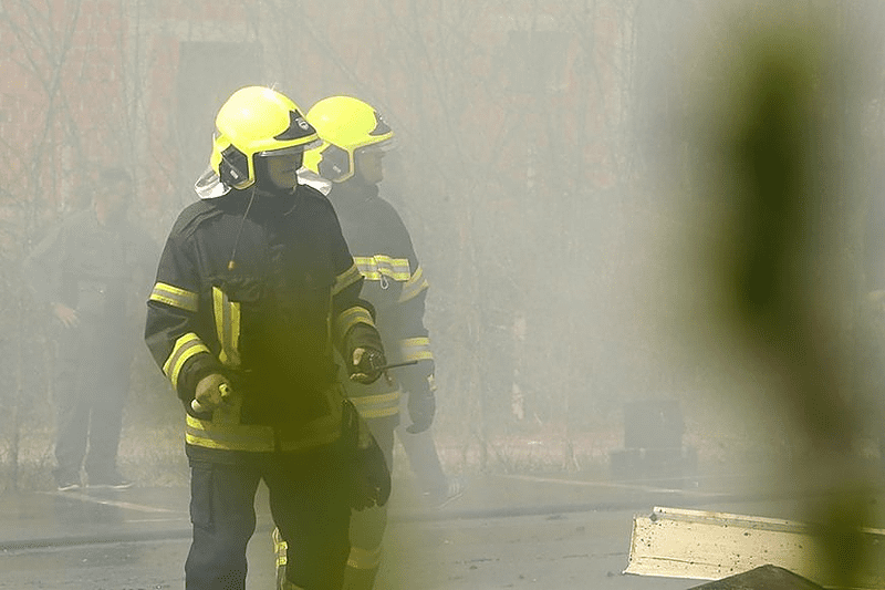 DOMAĆINI ZASPALI POSLIJE SLAVE Policajci vlasnike probudili i izvukli iz zapaljene kuće