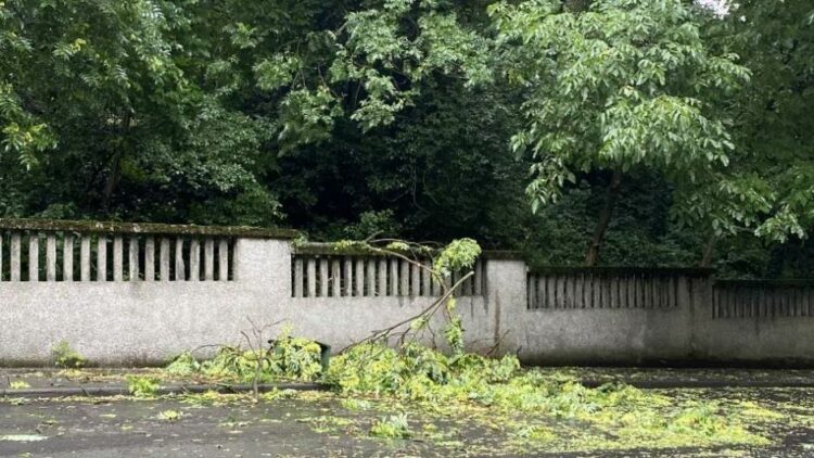 Zbog jakih udara vjetra na snazi meteoalarm u cijeloj zemlji