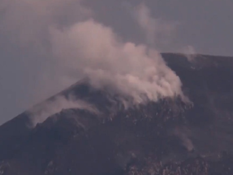 Vulkan Ibu u Indoneziji eruptirao dva puta (VIDEO)