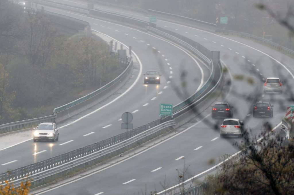 Kolovoz mjestimično vlažan i klizav, učestali odroni