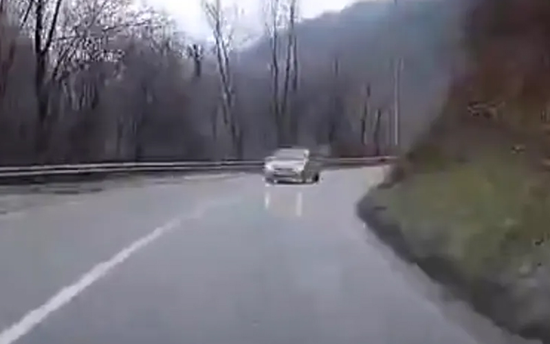 Opasna vožnja u Banjaluci: Sjekao krivinu i izletio pred tročlanu porodicu (VIDEO)