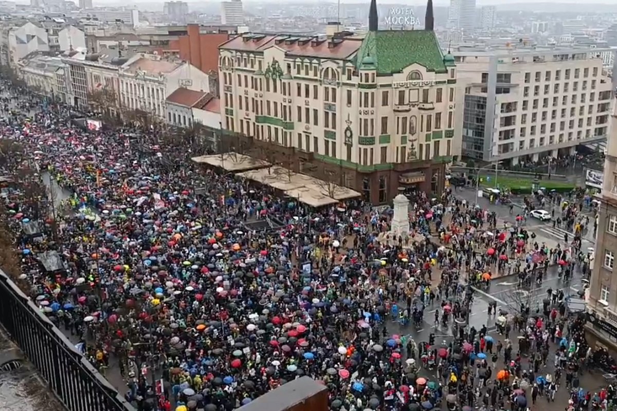 Građani počeli da ulaze na plato ispred Skupštine Srbije