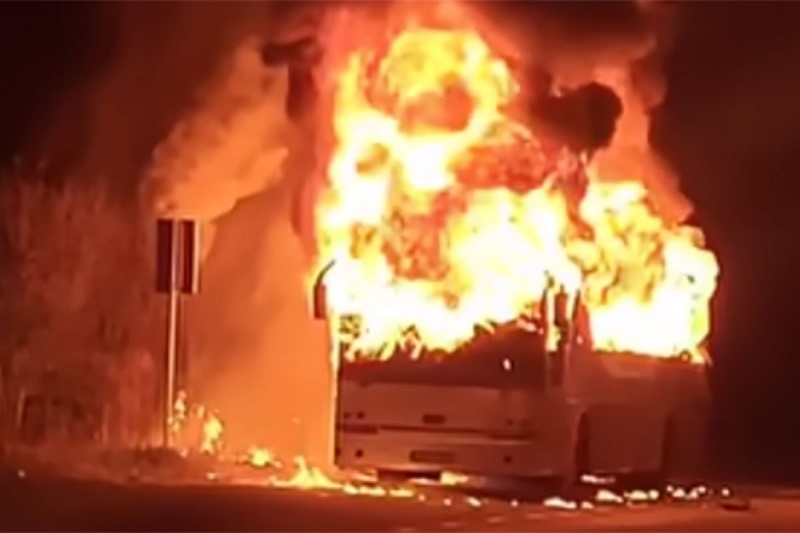 Nesreća na putu Teočak – Tuzla: Autobus u potpunosti izgorio (VIDEO)