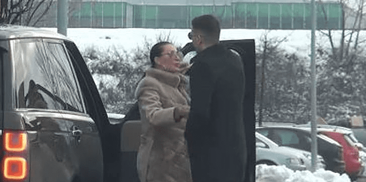 I OVE PJEVAČICE VOLE PILETINU Cecin dečko je MLAĐI DEVET GODINA, ali ona NIJE IZUZETAK