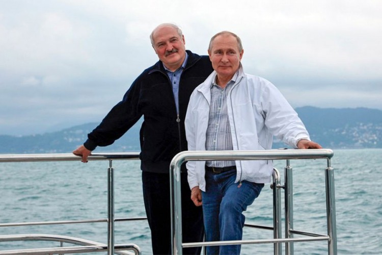 Putin i Lukašenko naredili ministrima da skuju plan protiv zapadnih sankcija