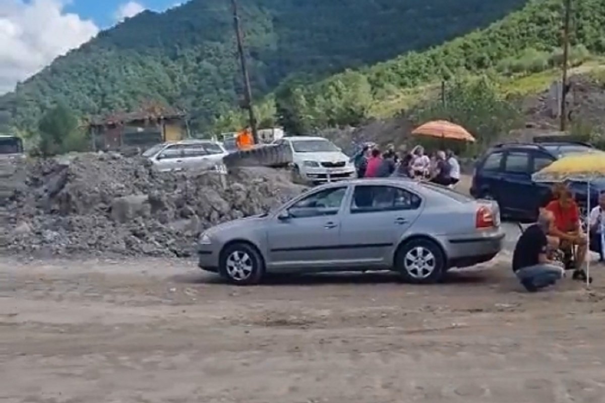 Mještani kod Kaknja ponovo blokirali rudarske mašine (VIDEO)