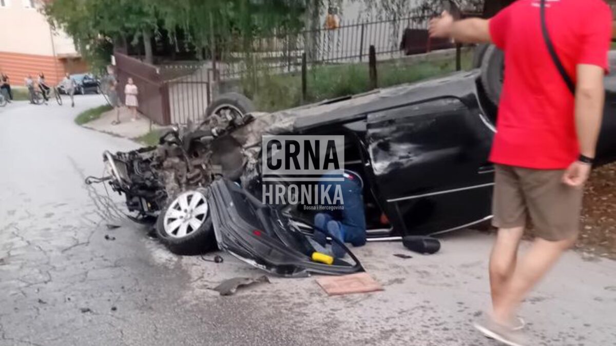 Teška nesreća u Sarajevu: Automobil prevrnut na krov, pijani vozač pobjegao (FOTO)