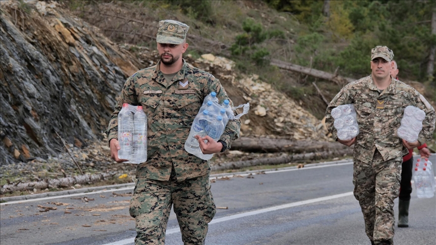 Pripadnici OS BiH u poplavljenim dijelovima BiH: Angažovani helikopteri, inženjerija, pješadija