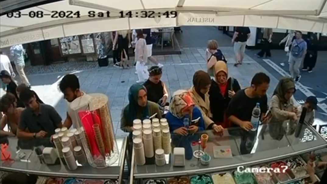  Djevojka ukrala novčanik iz torbe turistkinji dok je kupovala sladoled u Sarajevu (VIDEO)