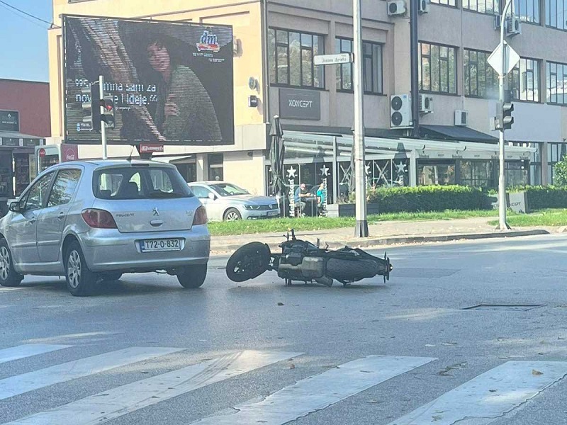 Dijelovi rasuti po putu: Težak sudar automobila i motocikla u Banjaluci