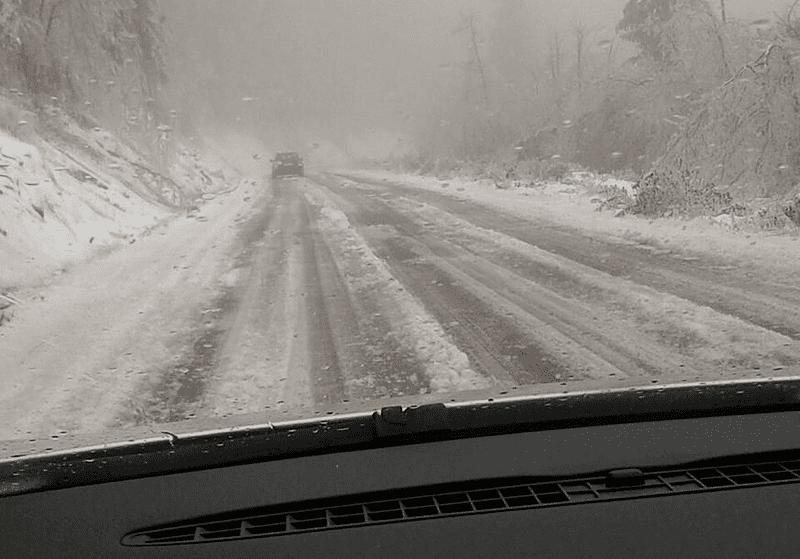 SNJEŽNA OLUJA Preko 1.000 automobila zaglavljeno na putu