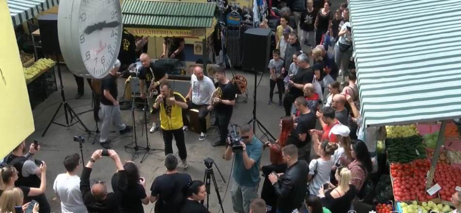 Dubioza Kolektiv napravila spektakl ispred banjalučke Tržnice /video/