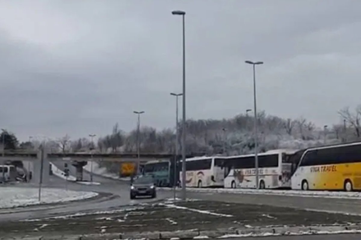 Kamenom oštećeno staklo autobusa iz Srpske u Sremskoj Mitrovici