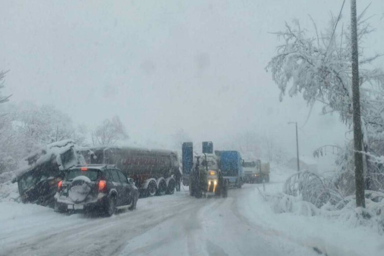 Na Manjači kamion sletio s puta, saobraćaj obustavljen (FOTO)