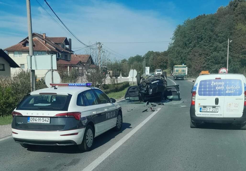 Teška saobraćajna nesreća od Gračanice: Sudar tri vozila jedno završilo na krovu