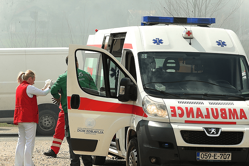 STRAVIČNA NESREĆA KOD LUKAVCA Tri osobe poginule u sudaru kamiona i dva automobila