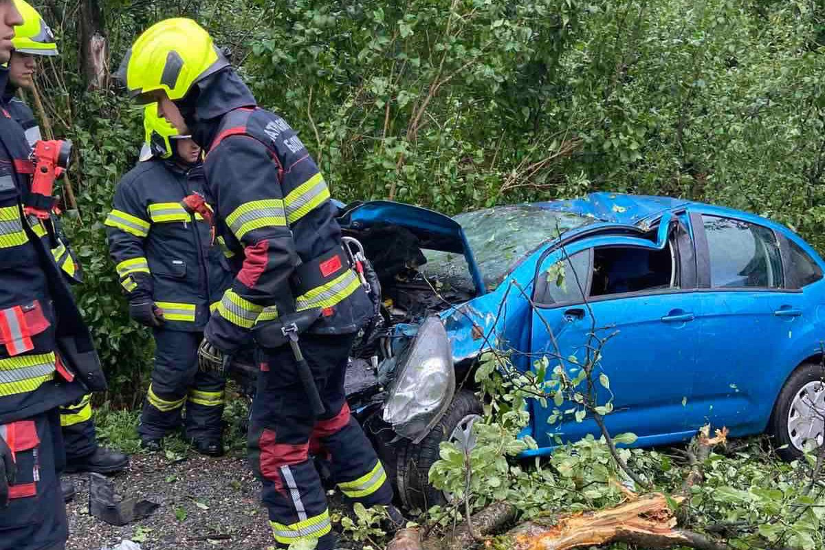 Četvoro povrijeđeno kod Banjaluke, intervenisali vatrogasci (FOTO)