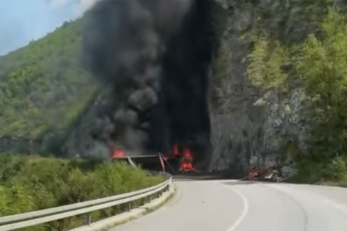 Težak udes: Kamion se prevrnuo i izgorio, vozač teže povrijeđen (VIDEO)