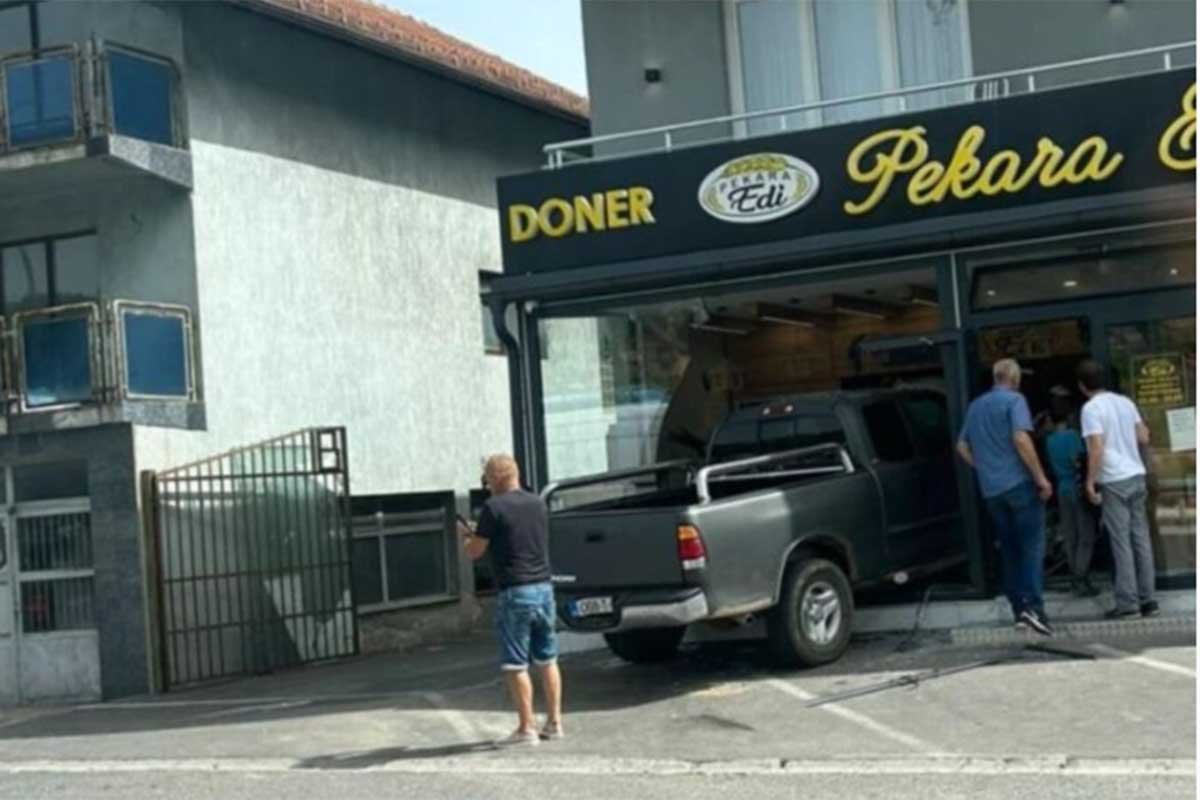 Auto uletio u izlog pekare, povrijeđene tri osobe