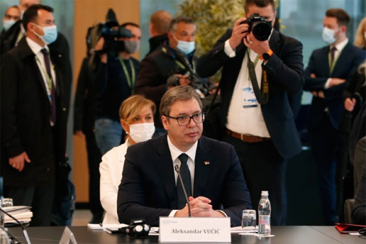 Vučić primio treću dozu vakcine, poručio građanima da se vakcinišu