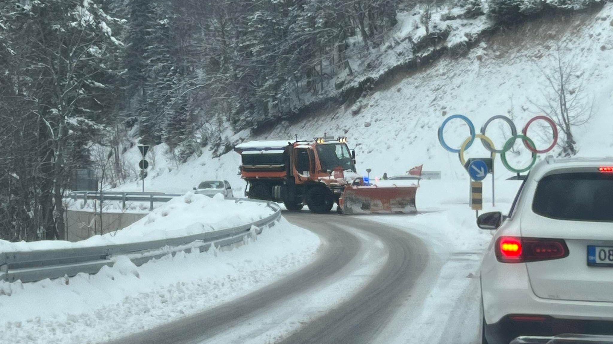 Policija zatvorila put na Bjelašnicu zbog zaleđene ceste