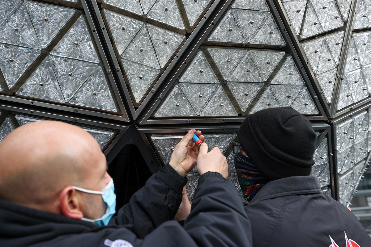 SAD: Novogodišnja kugla na Times Squareu dobila nove kristale (FOTO)