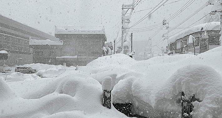 Velike snježne padavine ostavile više od 10.000 domaćinstava bez struje