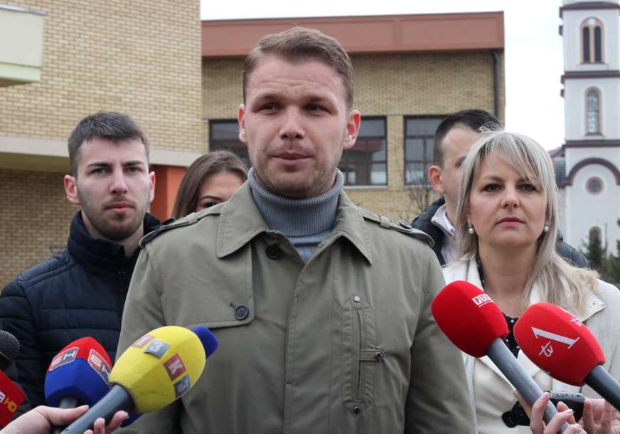 SKANDAL NA BIRAČKOM MJESTU /VIDEO/ Gradonačelnika Banjaluke nema na biračkom spisku,ne može da glasa