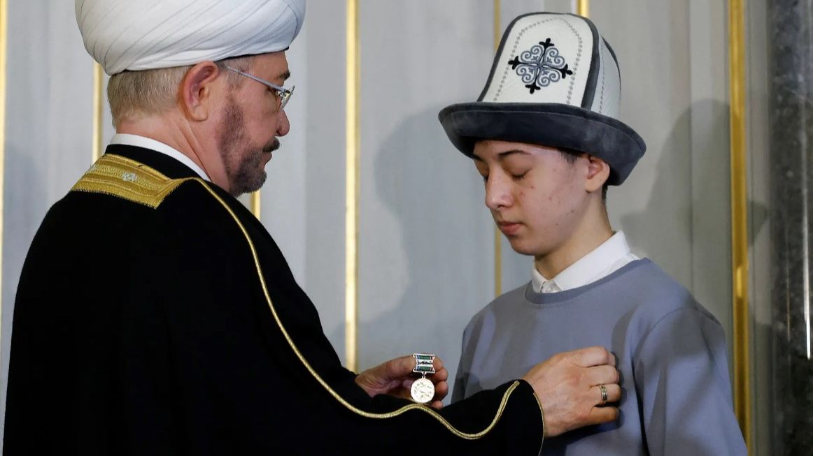 Nagrada dječaku koji je spasio stotine života u Moskvi: Islam Halilov odlikovan ordenom hrabrosti