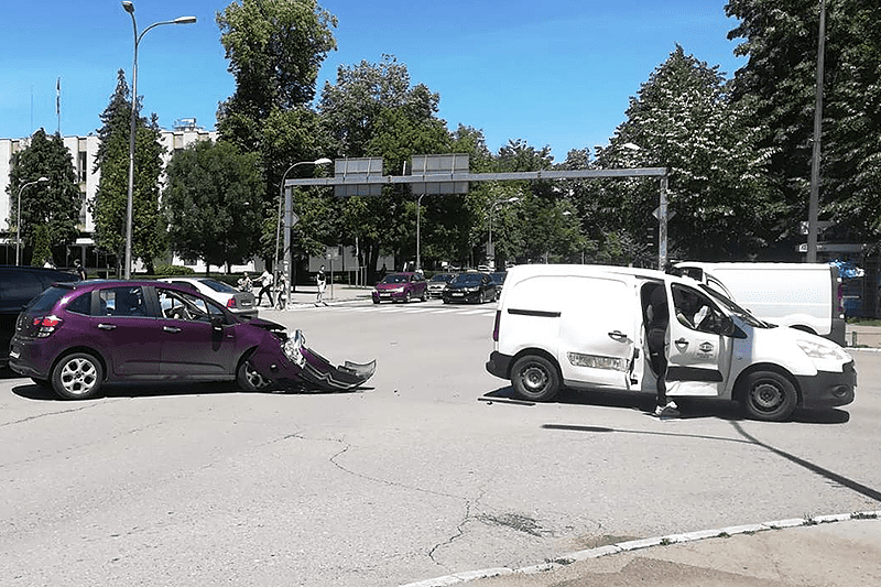 SAOBRAĆAJKA U CENTRU BANJALUKE U sudaru kombija i automobila pričinjena VELIKA ŠTETA