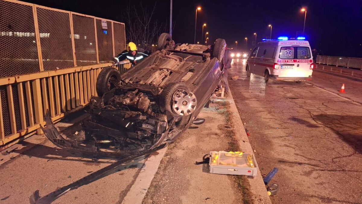 Teška nesreća u Banjaluci: Divljao autom  pa završio na krovu, vatrogasci ga izvlačili iz vozila