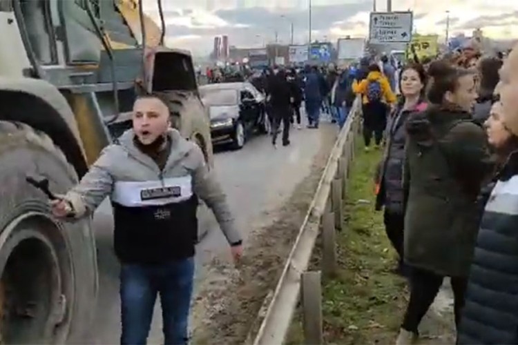 Tuča na protestu u Šapcu: Aktivisti blokirali put, vozač bagera pokušao da prođe