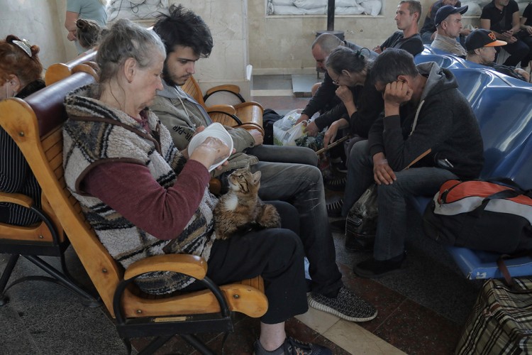 Više od hiljadu ljudi evakuisano nakon urušavanja Kahovke, iscurile tone nafte (FOTO)
