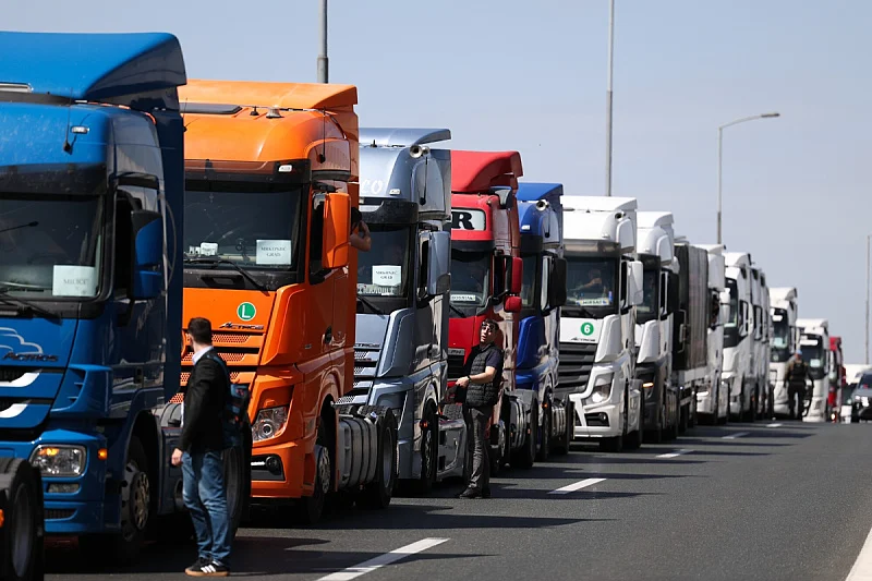 Nezadovoljni vozači kamiona iz cijele BiH stigli u Sarajevo, defileom žele skrenuti pažnju na probleme