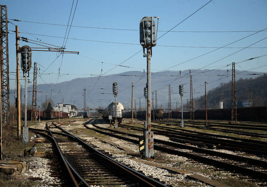 Tijelo prevezeno na obdukciju: Voz usmrtio muškarca kod Sarajeva, identitet još uvijek nepoznat