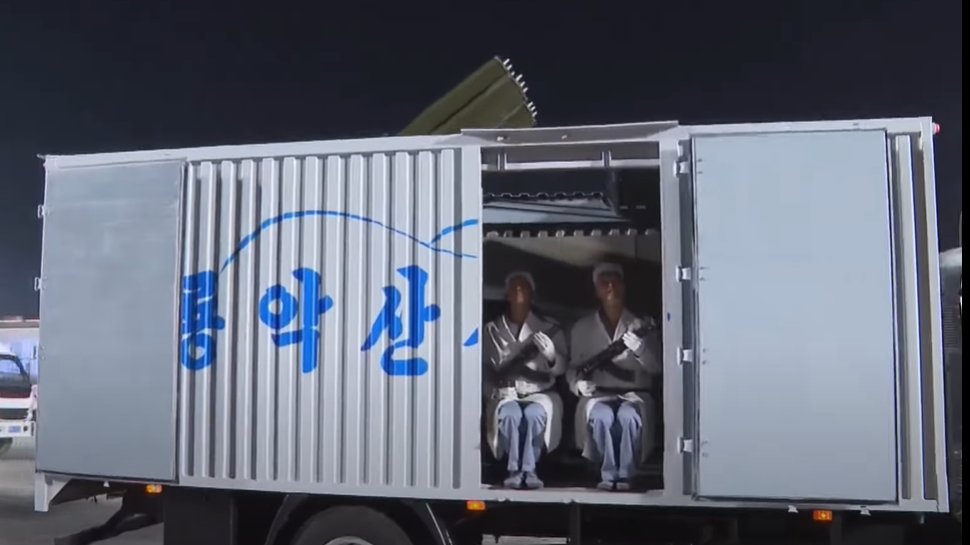 Sjeverna Koreja pokazala raketne bacače koji izgledaju kao civilni kamioni