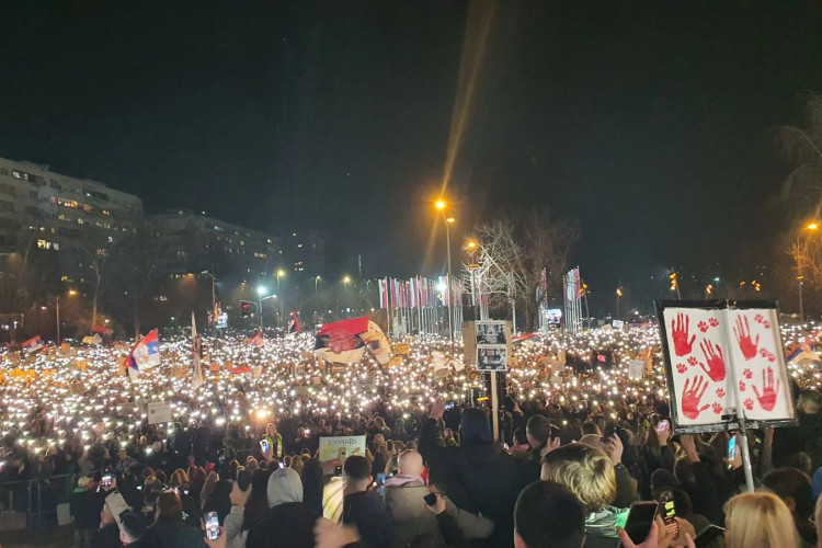 Studenti i građani kod Mosta slobode u Novom Sadu: Došli smo jer vjerujemo u pravdu (FOTO,VIDEO)