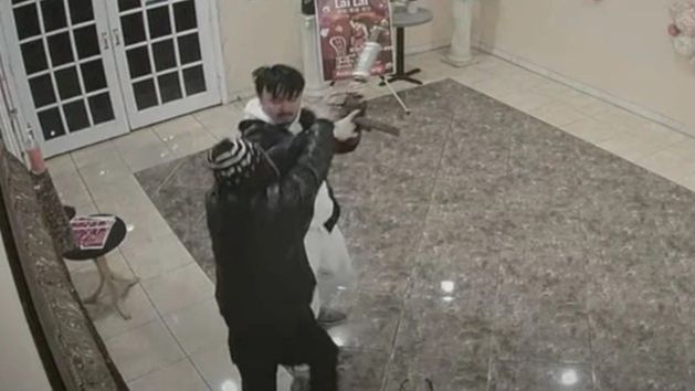 Hrabri mladić oteo pušku iz ruku ubice iz Kalifornije /VIDEO/