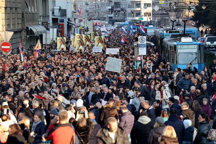U Zagrebu počeo protest zbog kovid potvrda: 