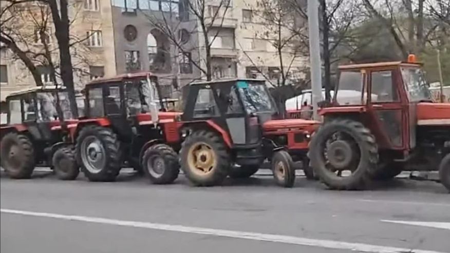 Brojni traktori parkirani u Beogradu dan prije velikih protesta: Koja će biti njihova uloga