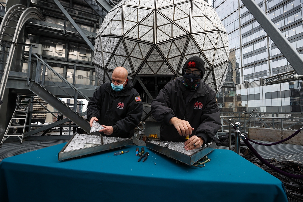 SAD: Novogodišnja kugla na Times Squareu dobila nove kristale (FOTO)