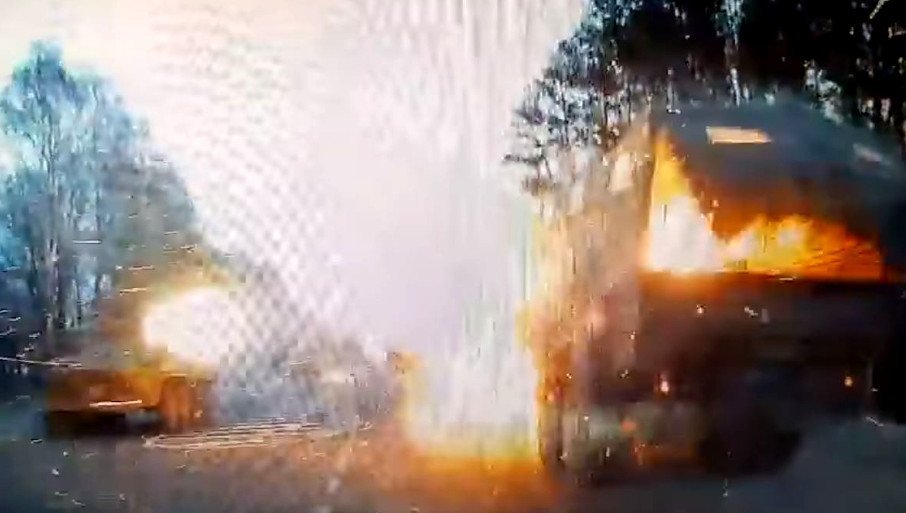 ZASTRAŠUJUĆI SNIMAK IZ UKRAJINE: Ruski oklopnjak naletio na ukrajinsku artiljerijsku kolonu, sa nekoliko metara raznio metu (VIDEO)