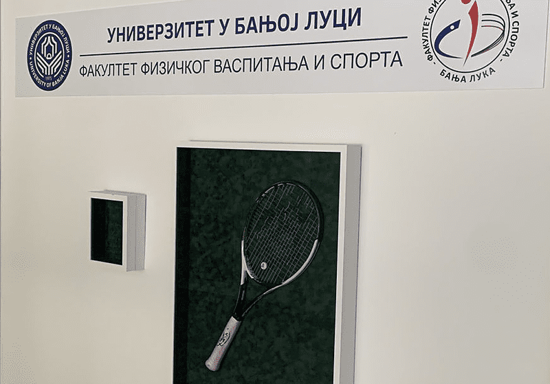 REKET KOJIM JE NOLE OSVOJIO DOHU Rekvizit srpskog tenisera krasi ulaz na fakultetu u Banjaluci