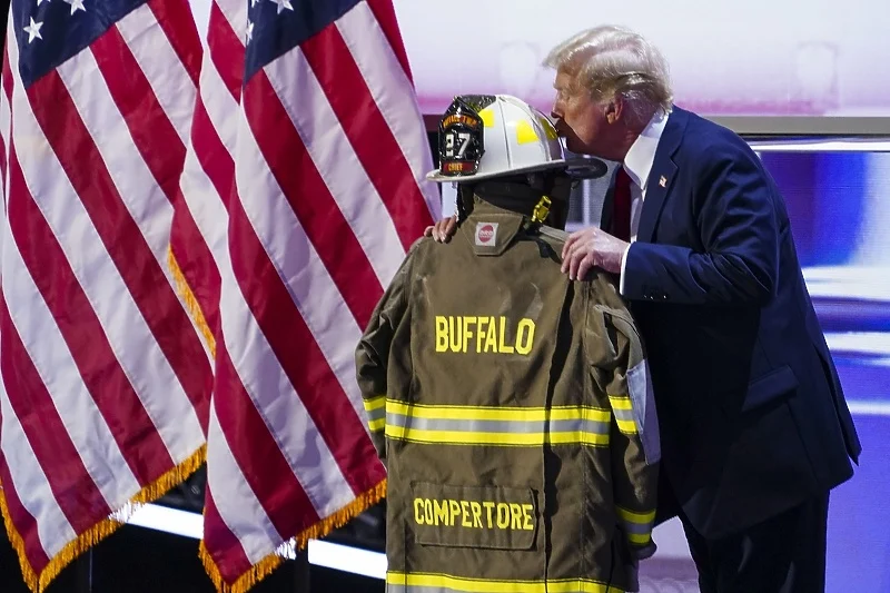 Bizaran Trumpov nastup: Ljubio kacigu ubijenog vatrogasca pa poručio da će Biden 
