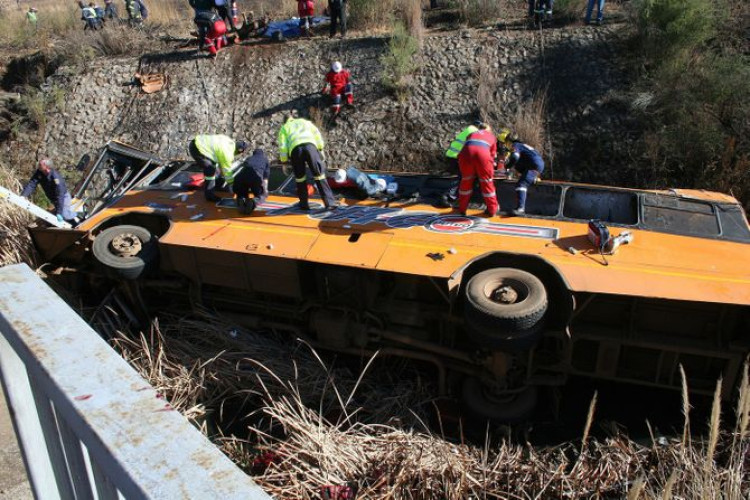 Tragedija: Autobus sletio sa mosta, najmanje 30 poginulih