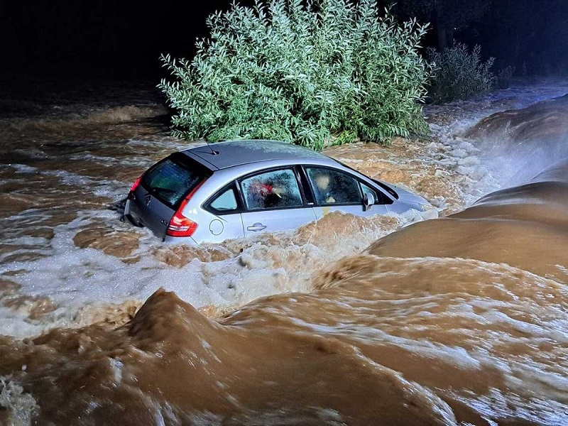 U Poljskoj proglašeno stanje prirodne katastrofe, bujica odnijela auto sa roditeljima i djecom (VIDEO)