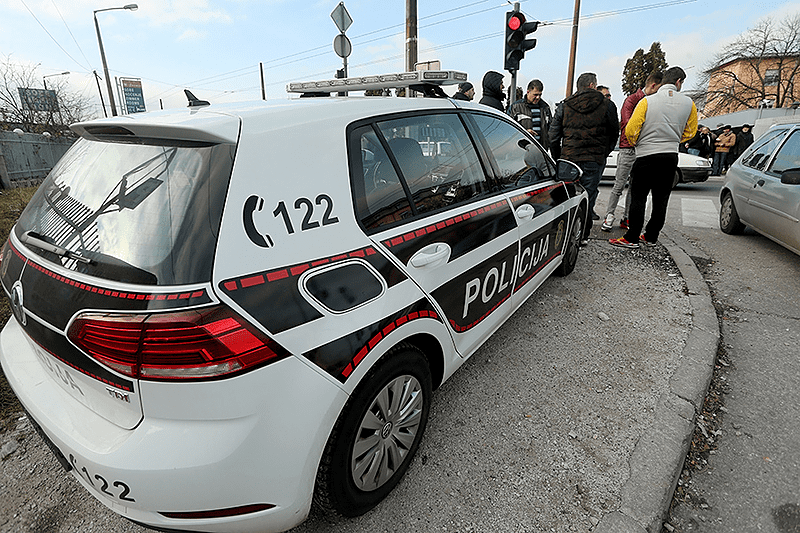 ČEKIĆEM OŠTETIO 20 VOZILA Uhapšen pomahnitali muškarac u centru Zenice